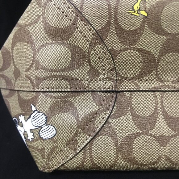 NWT COACH Peanuts Snoopy Tote bag! - Picture 6 of 12